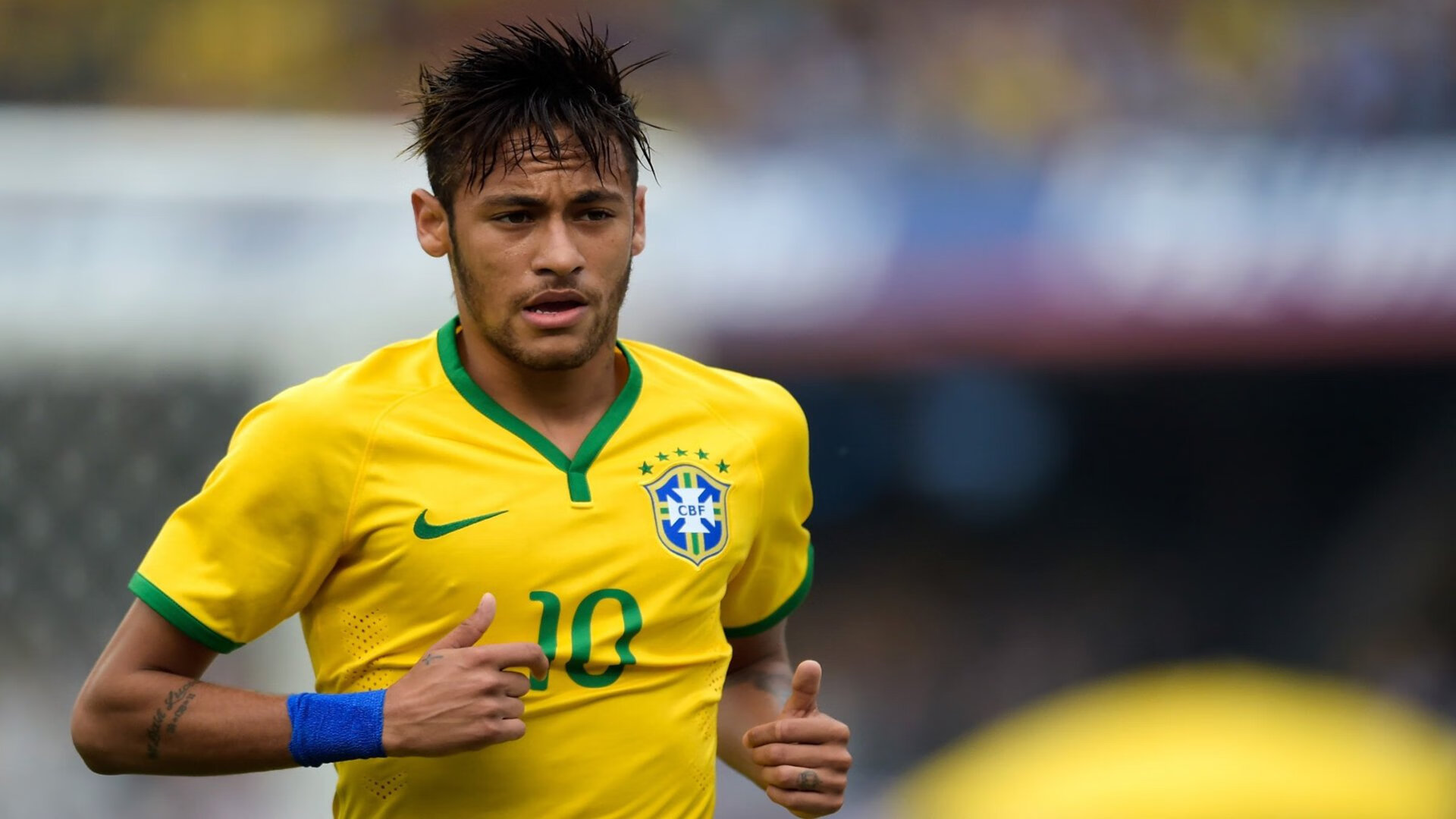 爱游戏娱乐平台-国足队员比赛坚韧拼搏，不畏艰难，国足激励